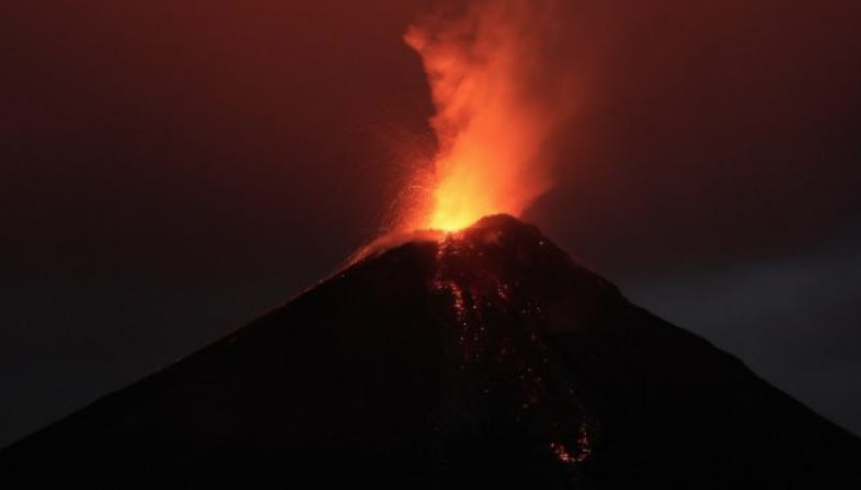 El Reventador emite ceniza y desciende material incandescente; alertas se mantienen en naranja