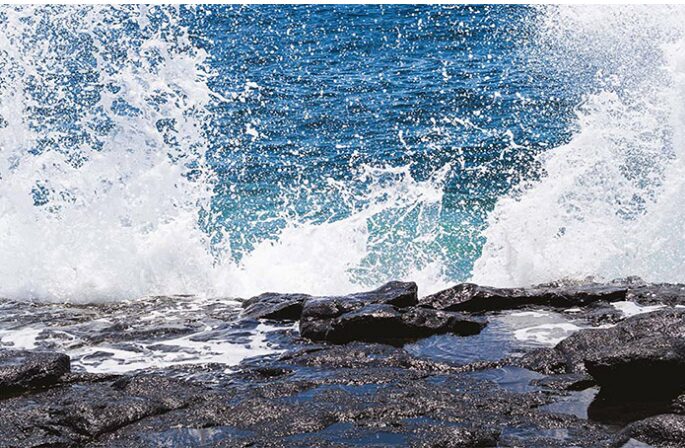 Oleaje de más de dos metros activa alertas en las playas de Esmeraldas