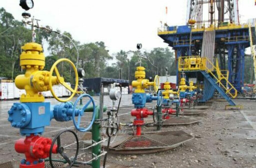 La caída de la producción petrolera amenaza ingresos y presupuestos de Ecuador