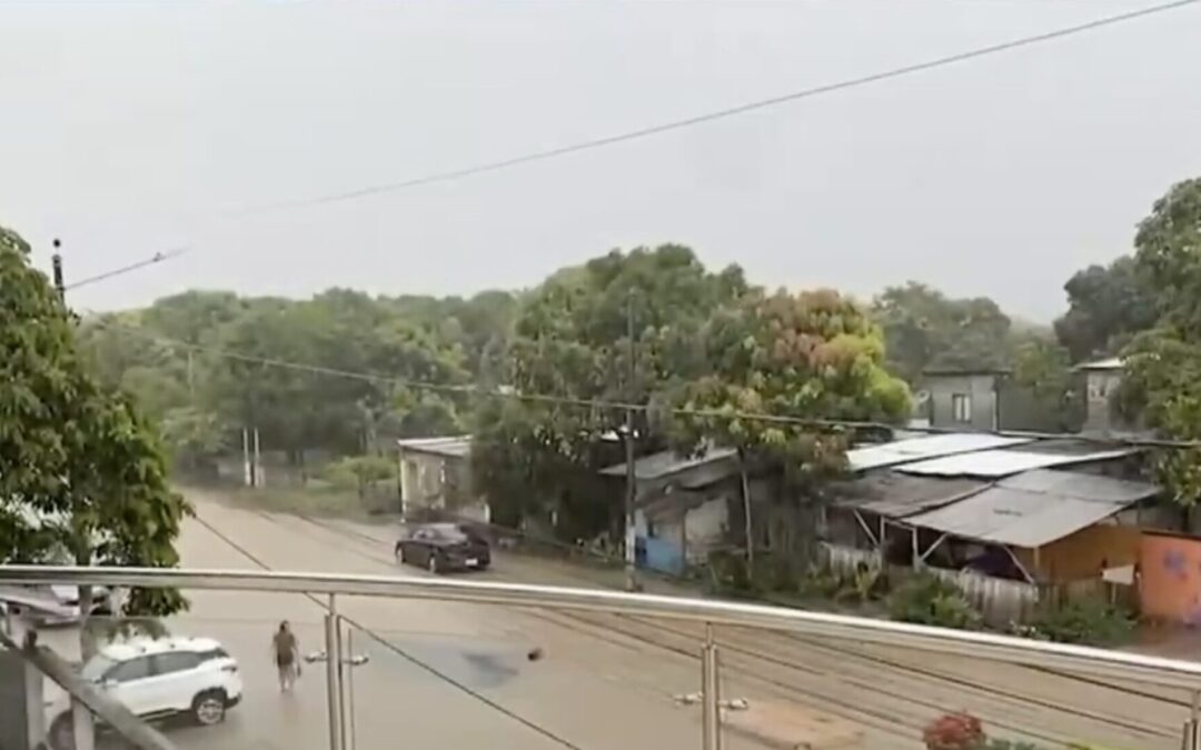 Fuertes lluvias provocan inundaciones y derrumbes en Esmeraldas y Rioverde