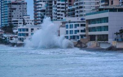 Alerta en Ecuador: 12 playas pasan a bandera roja por fuerte oleaje