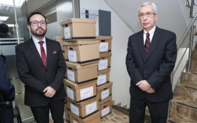 El presidente Daniel Noboa entregó más de 22 cajas y 14.532 folios al CNE como respuesta al proceso de revocatoria