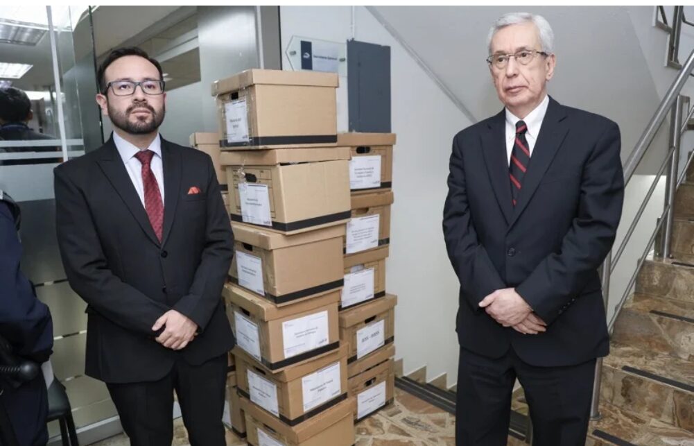 El presidente Daniel Noboa entregó más de 22 cajas y 14.532 folios al CNE como respuesta al proceso de revocatoria