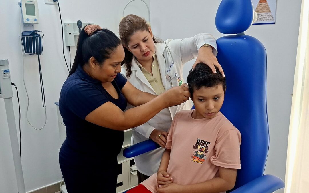 Gobierno del presidente Daniel Noboa reactiva el programa de prótesis auditivas en el Hospital IESS Los Ceibos