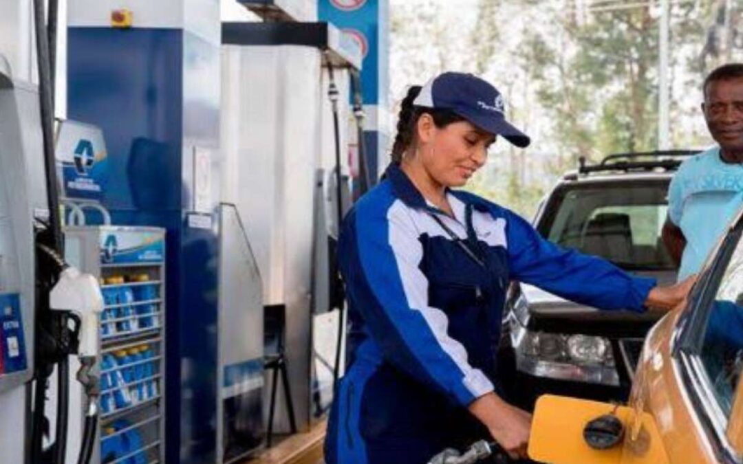 Precio de Ecopaís, Extra y Diésel bajará 4 centavos, anuncia Noboa