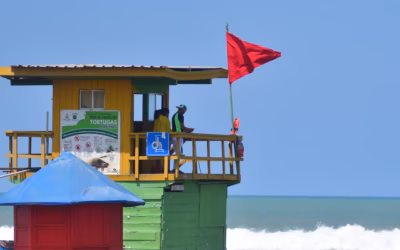 14 playas de Ecuador con bandera roja ante alerta de oleajes